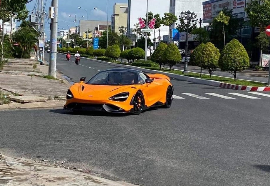 Siêu xe giới hạn McLaren 765LT trên đường phố Rạch Giá