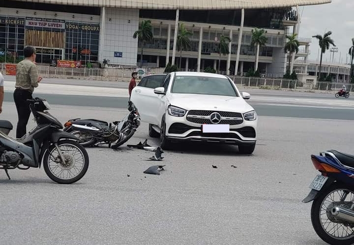 Hiện trường vụ tai nạn của xe m&aacute;y v&agrave; Mercedes-Benz GLC 300 4Matic Coupe