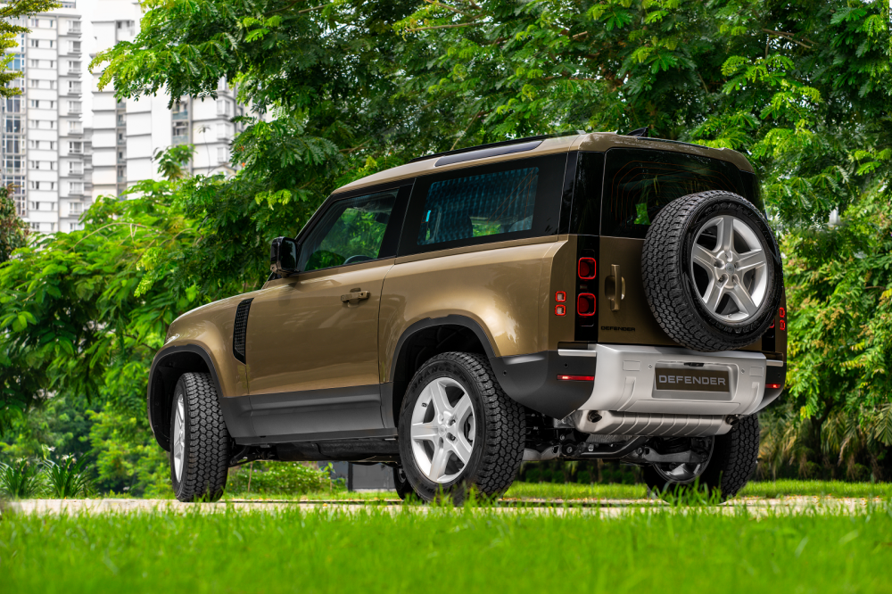 Land Rover Defender 90 2021 c&oacute; kiểu d&aacute;ng 3 cửa, 5 chỗ ngồi c&ugrave;ng chiều d&agrave;i ngắn hơn tới 435 mm so với Defender 110.