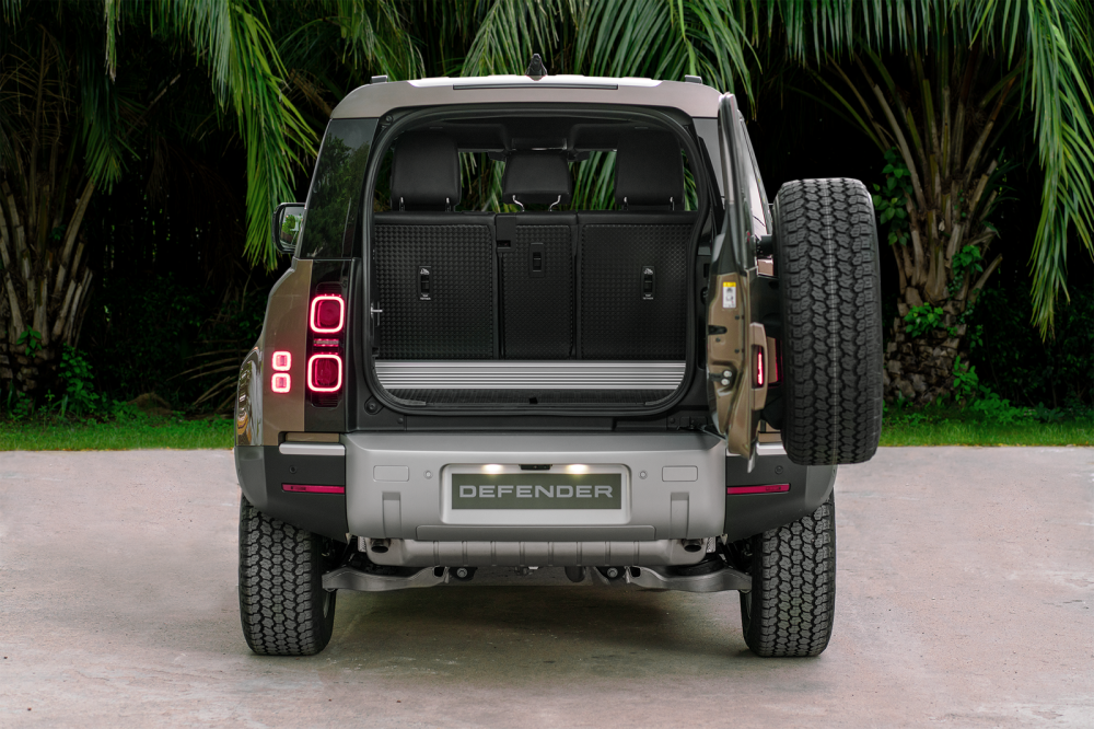 B&ecirc;n cạnh c&aacute;c t&ugrave;y chọn c&oacute; thể lựa chọn th&ecirc;m, Land Rover Defender 90 2021 cũng c&oacute; 4 g&oacute;i phụ kiện để người d&ugrave;ng thỏa th&iacute;ch c&aacute; nh&acirc;n h&oacute;a chiếc xe theo sở th&iacute;ch của m&igrave;nh.