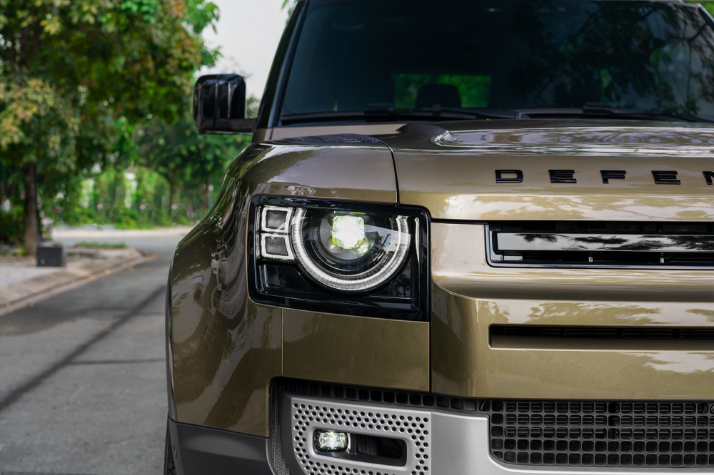 Cận cảnh cụm đ&egrave;n chiếu s&aacute;ng trước của Land Rover Defender 90 2021.