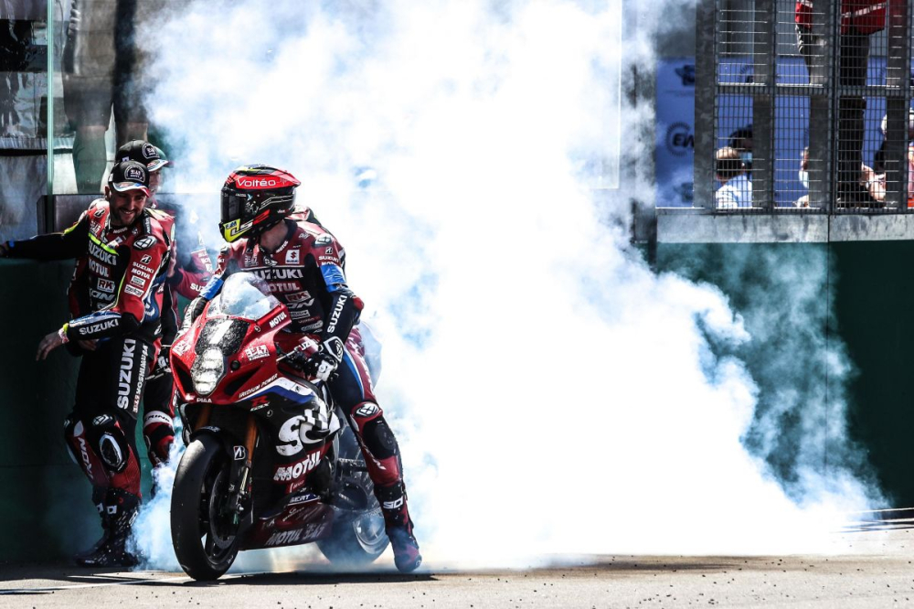 Đội đua Suzuki dành chiến thắng tại chặng đua khắc nghiệt Le Mans 24h của giải đua EWC Đội đua Suzuki dành chiến thắng tại chặng đua khắc nghiệt Le Mans 24h của giải đua EWC