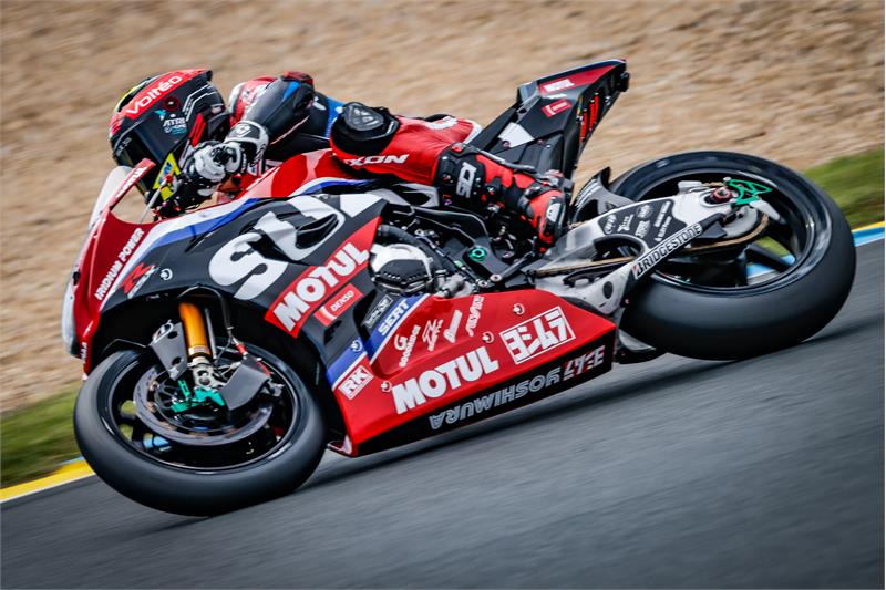 3 tay đua cùng chiếc xe Suzuki GSX-R 1000R đã dành chiến thắng tại Le Mans 3 tay đua cùng chiếc xe Suzuki GSX-R 1000R đã dành chiến thắng tại Le Mans