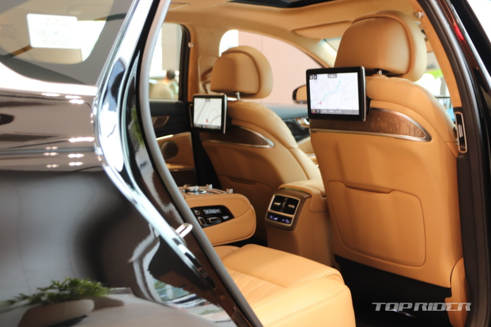 M&agrave;n h&igrave;nh giải tr&iacute; cho h&agrave;ng ghế sau của Kia K9 2021
