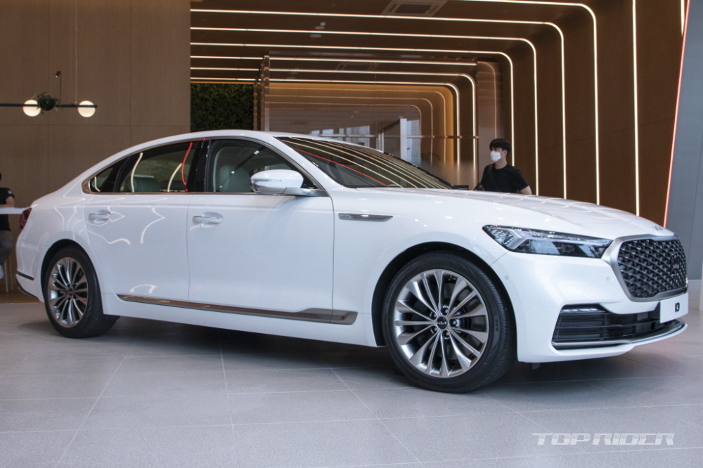 Kia K9 2021 c&ograve;n c&oacute; hốc gi&oacute; trung t&acirc;m rộng
