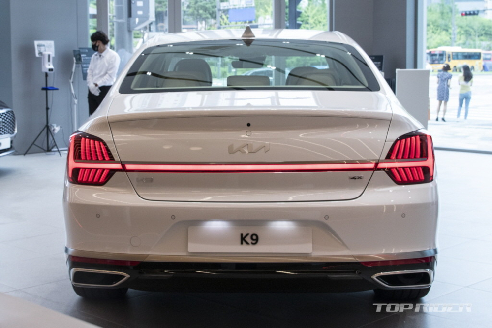 Kia K9 2021 nh&igrave;n từ ph&iacute;a sau