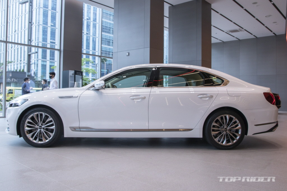 Thiết kế b&ecirc;n sườn của Kia K9 2021