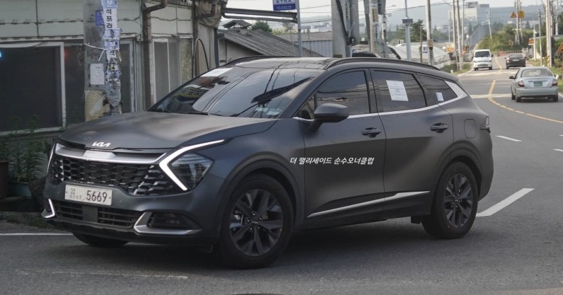Kia Sportage 2022 bản thường c&oacute; đường ch&acirc;n k&iacute;nh v&agrave; cột D mạ cr&ocirc;m