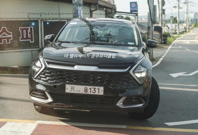 Cận cảnh thiết kế đầu xe của Kia Sportage 2022 bản thường