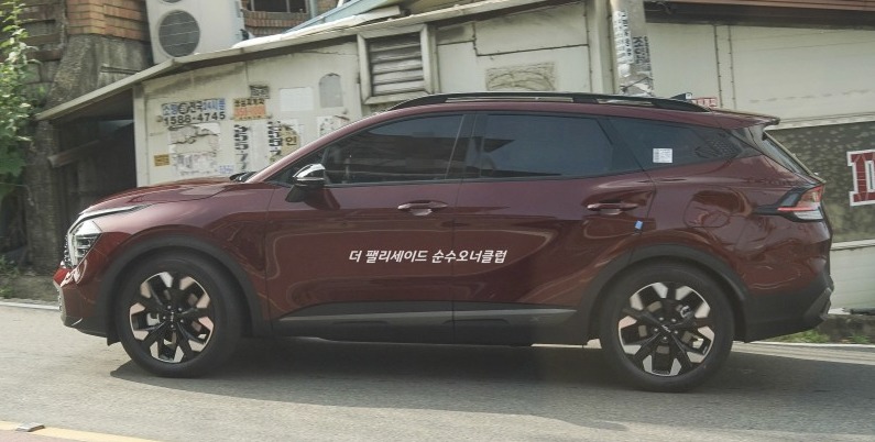 Kia Sportage Gravity 2022 c&ograve;n c&oacute; v&agrave;nh la-zăng ri&ecirc;ng v&agrave; baga n&oacute;c nổi bật hơn