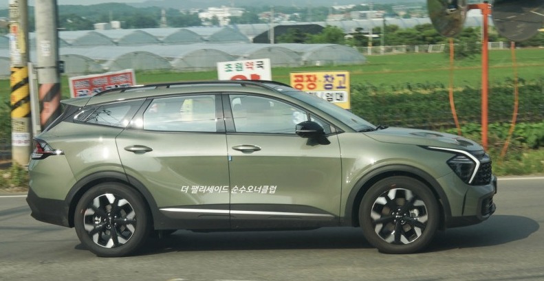 Kia Sportage 2022 m&agrave;u xanh qu&acirc;n đội