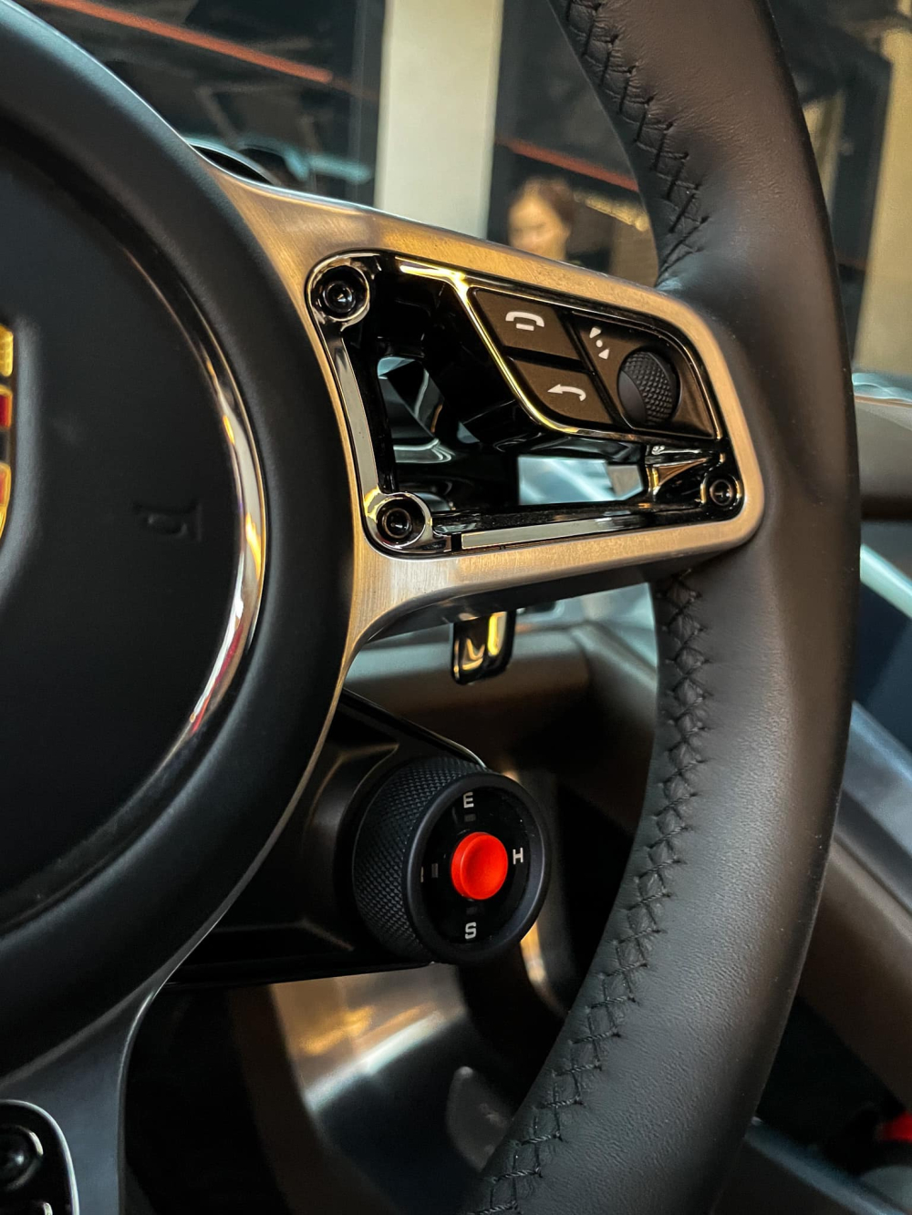 Vô lăng của siêu xe Porsche 918 Spyder với nút đỏ chuyển chế độ chạy Vô lăng của siêu xe Porsche 918 Spyder với nút đỏ chuyển chế độ chạy