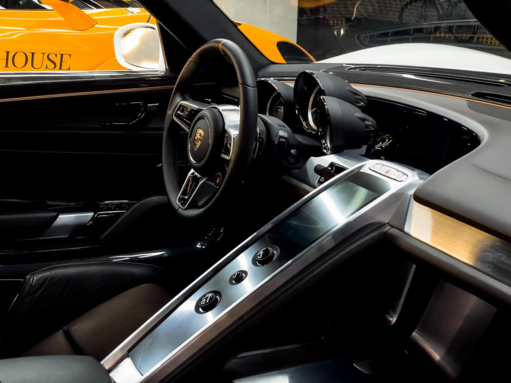 Bảng điều khiển trung tâm cỡ lớn của 918 Spyder Bảng điều khiển trung tâm cỡ lớn của 918 Spyder