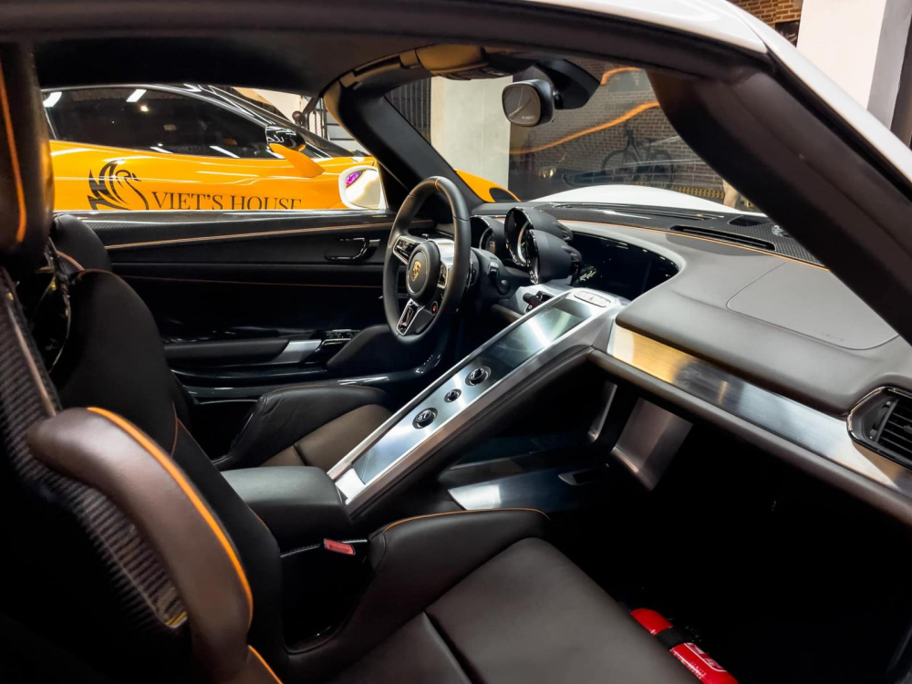 Nội thất của siêu xe Porsche 918 Spyder độc nhất Việt Nam Nội thất của siêu xe Porsche 918 Spyder độc nhất Việt Nam