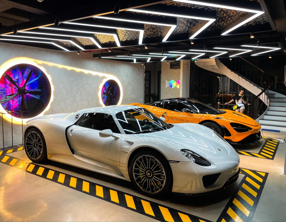 Porsche 918 Spyder lúc còn đọ dáng với McLaren 765LT Porsche 918 Spyder lúc còn đọ dáng với McLaren 765LT