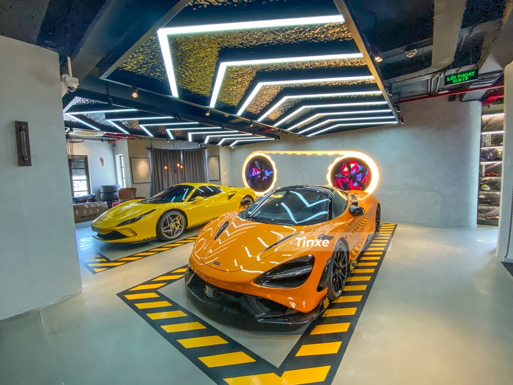 Ferrari F8 Spider đỗ cạnh McLaren 765LT Ferrari F8 Spider đỗ cạnh McLaren 765LT