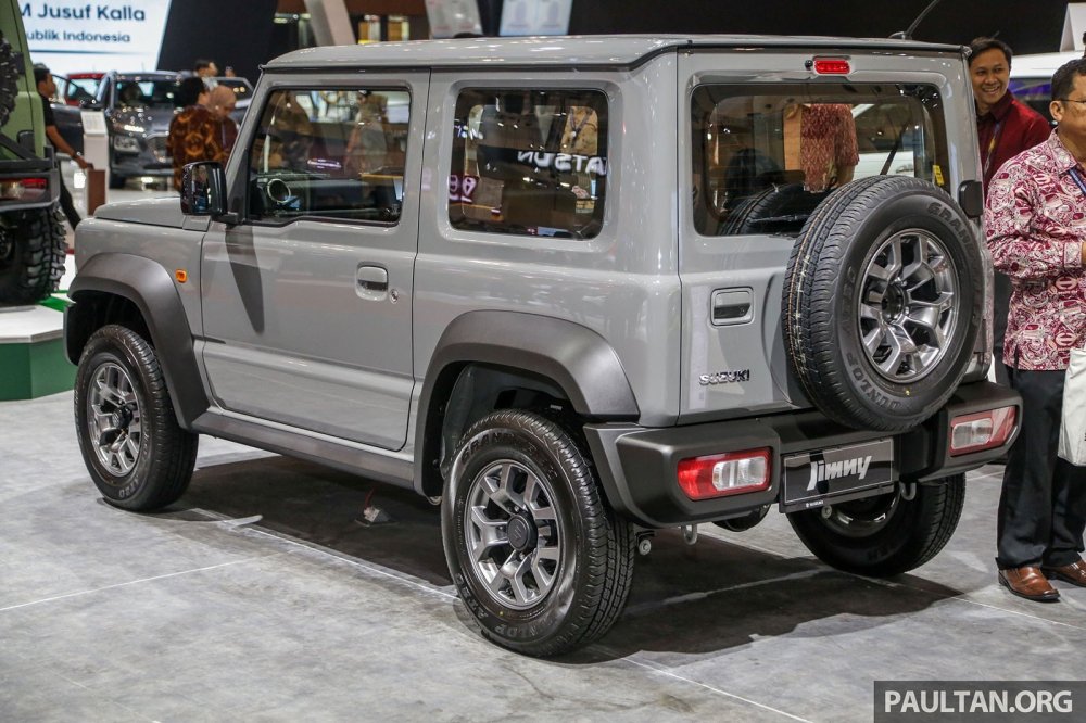 Suzuki Jimny h&uacute;t kh&aacute;ch nhờ d&aacute;ng dấp nhỏ gọn nhưng đầy x&uacute;c cảm việt d&atilde; với những đường n&eacute;t thiết kế được mệnh danh l&agrave; &ldquo;tiểu Mercedes-Benz G-Class&rdquo;.