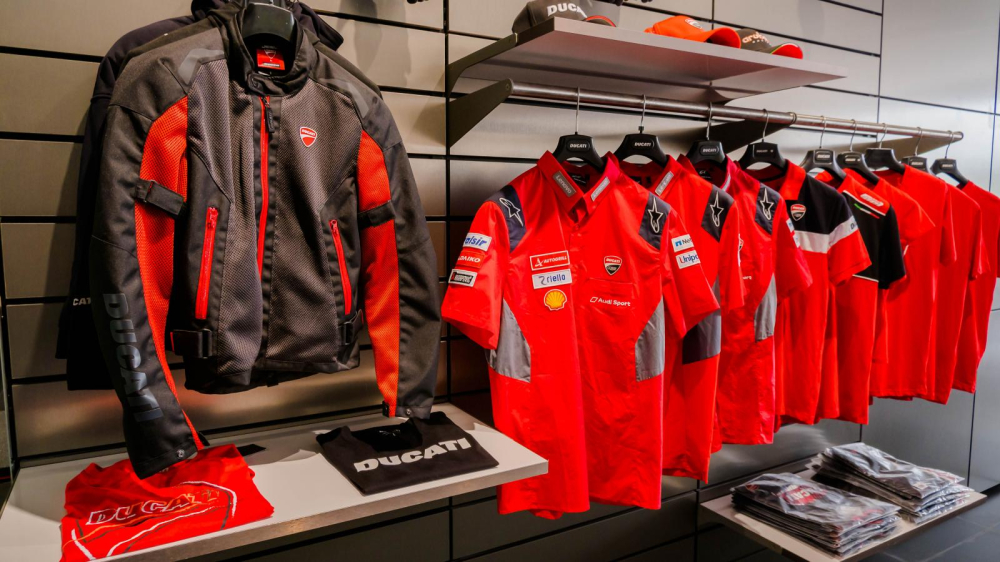 Showroom Ducati tại Hà Nội trưng bày đầy đủ từ thời trang, phụ kiện cho đến các mẫu xe Ducati mới