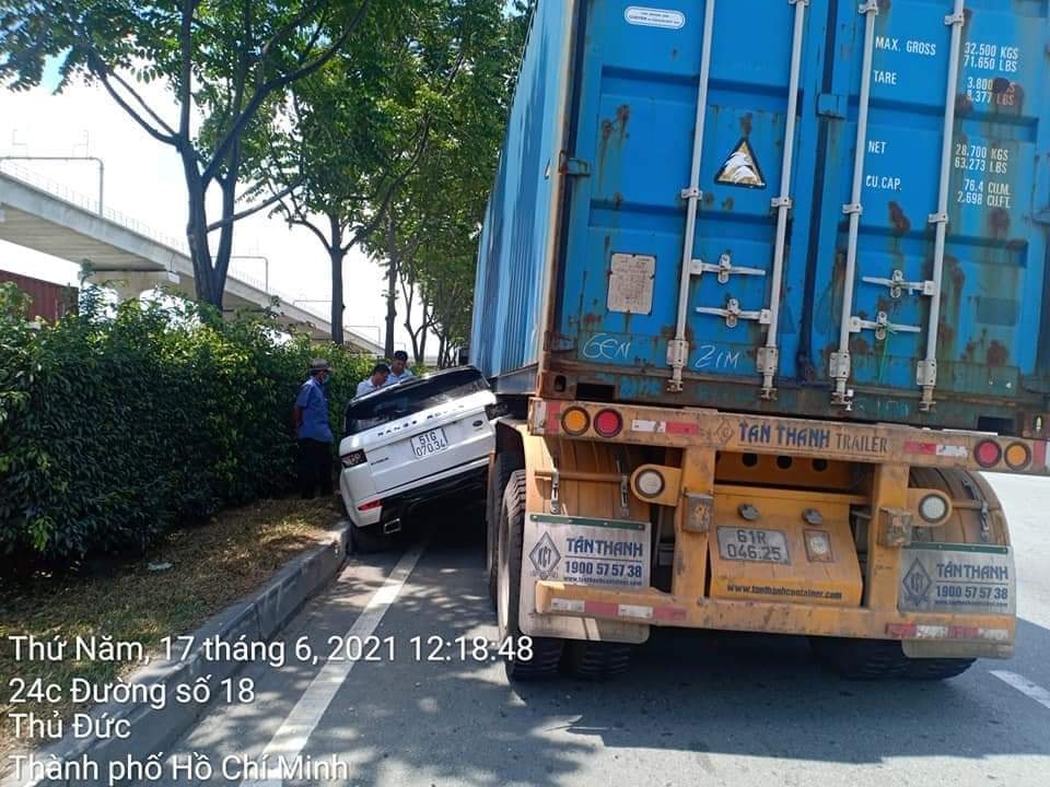 Hiện trường vụ tai nạn giữa chiếc xe container v&agrave; SUV hạng sang Range Rover Evoque
