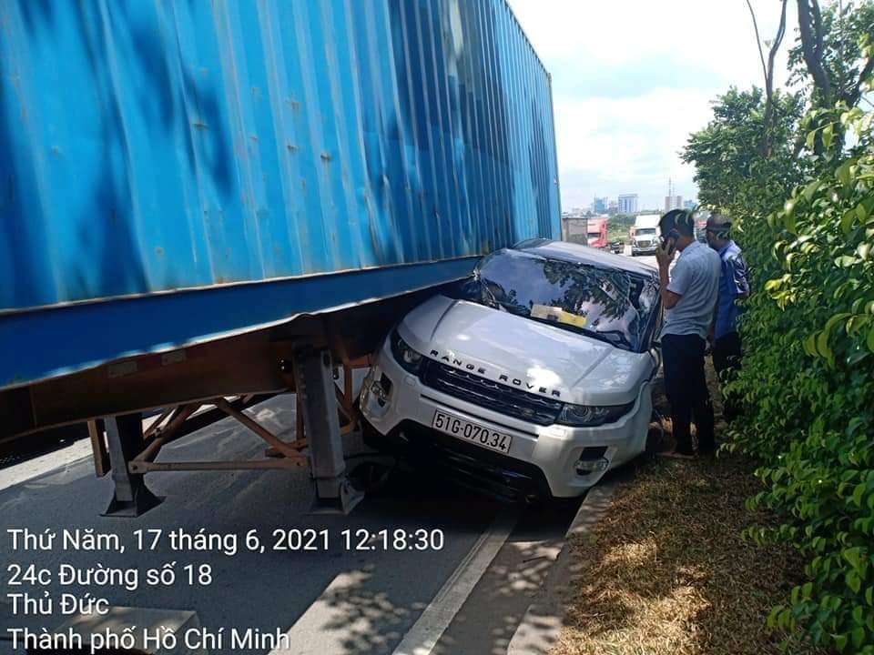 Chiếc Range Rover Evoque biến dạng sau khi bị xe container &eacute;p v&agrave;o dải ph&acirc;n c&aacute;ch