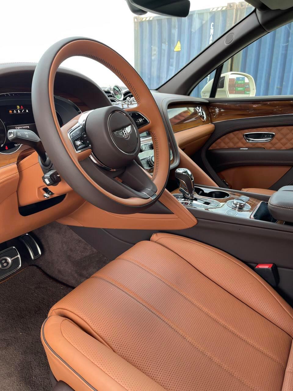 Khoang l&aacute;i của Bentley Bentayga V8 First Edition