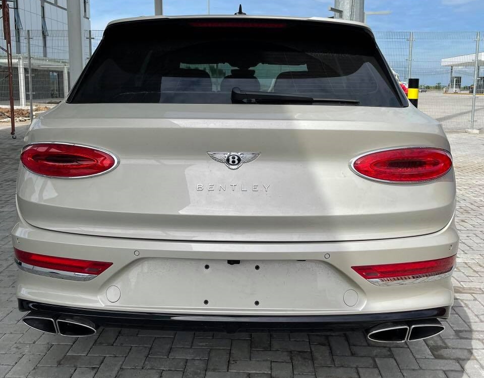 Bentley Bentayga V8 c&oacute; đ&egrave;n hậu mới v&agrave; ống xả k&eacute;p thiết kế kh&aacute;c biệt so với bản cũ