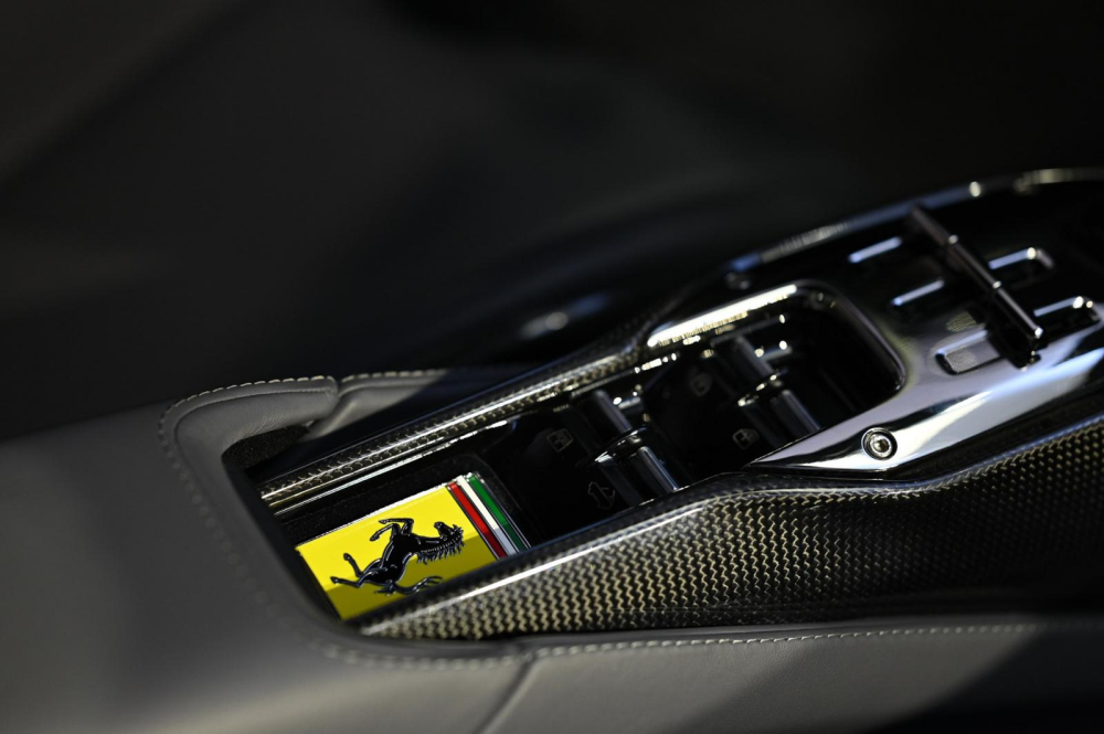 Khe đựng chìa khoá trên siêu xe mui trần Ferrari SF90 Spider
