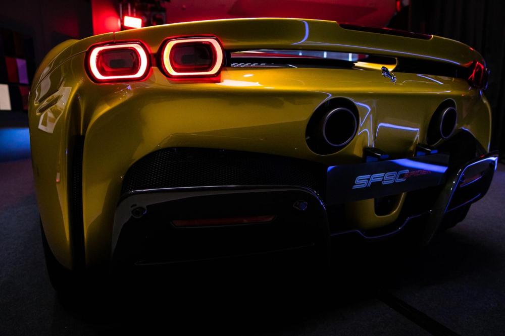 Ferrari SF90 Spider có giá bán hơn 32 tỷ đồng