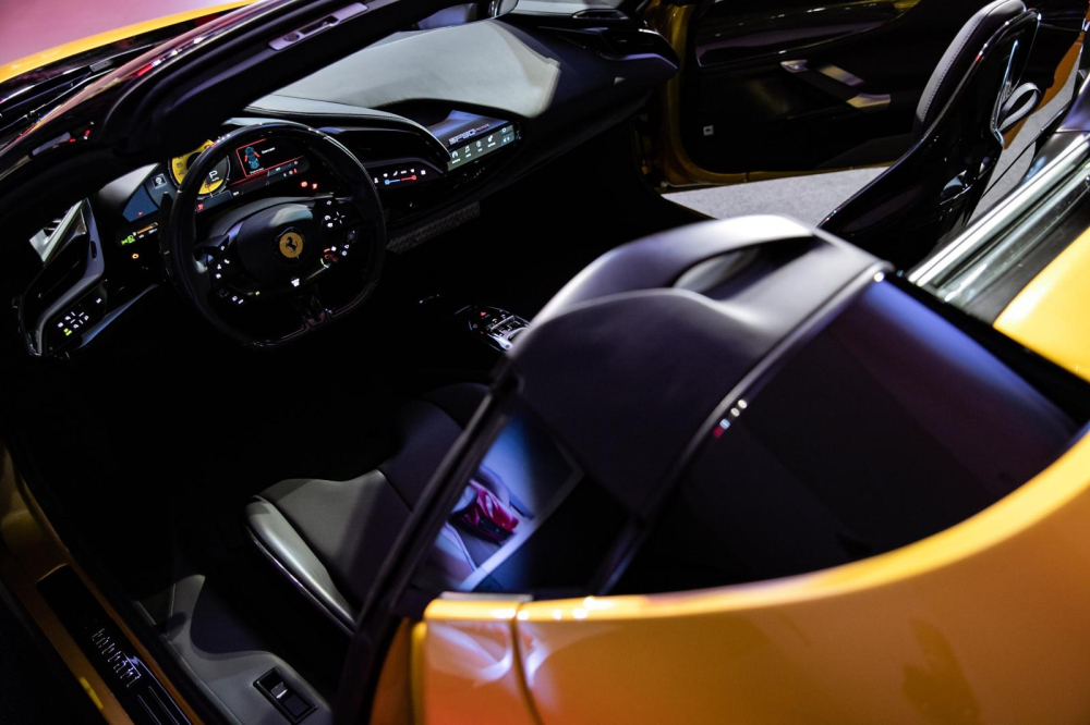 Nội thất siêu xe Ferrari SF90 Spider