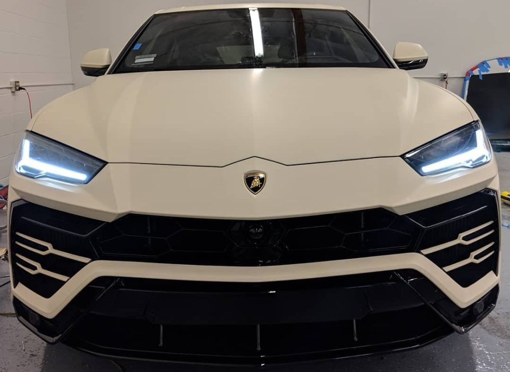 Si&ecirc;u SUV Lamborghini Urus của Kim Kardashia l&uacute;c mời về garage đ&atilde; bị đ&aacute;nh gi&aacute; c&oacute; c&aacute;ch phối m&agrave;u giữa ngoại thất v&agrave; nội thất kh&aacute; xấu