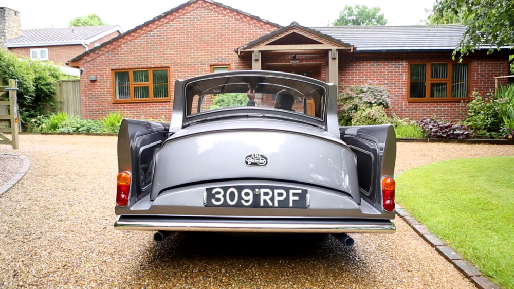 Ph&iacute;a đu&ocirc;i của Daimler SP250