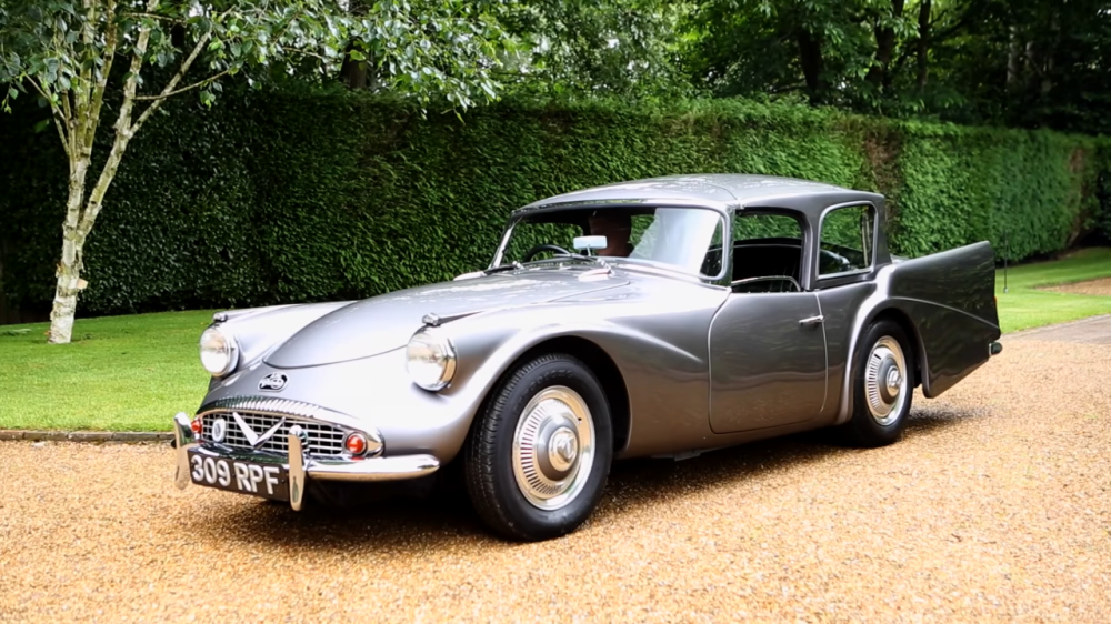 Daimler SP250 l&agrave; một mẫu mui trần mang thiết kế kỳ cục