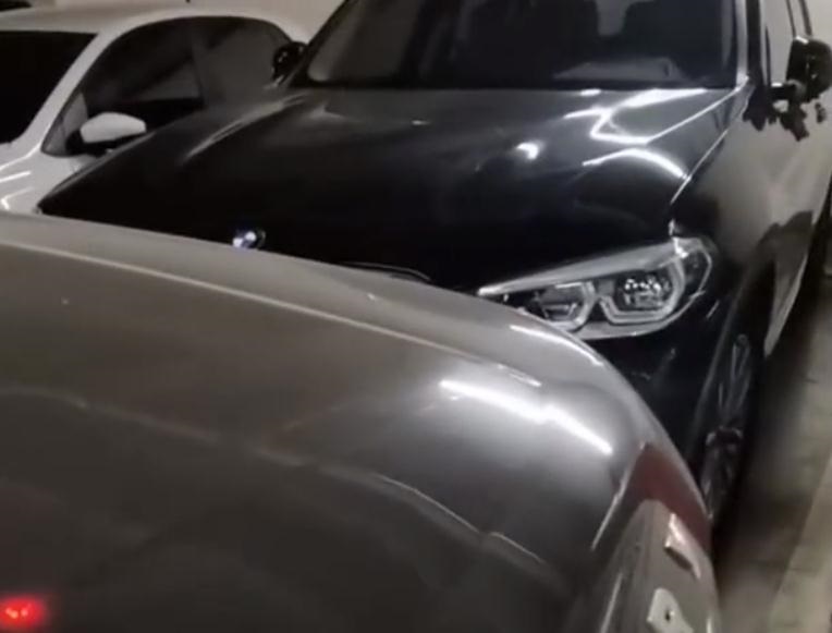 Chiếc ô tô BMW chiếm chỗ đỗ của chiếc Land Rover Discovery Chiếc ô tô BMW chiếm chỗ đỗ của chiếc Land Rover Discovery