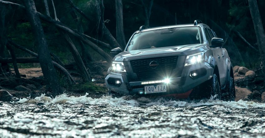 Dải đèn LED bổ sung trên đầu xe Nissan Navara Pro-4X Warrior 2021