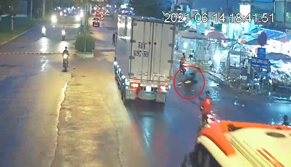 Nam thanh niên đi xe máy trượt ngã vào gầm ô tô tải Nam thanh niên đi xe máy trượt ngã vào gầm ô tô tải