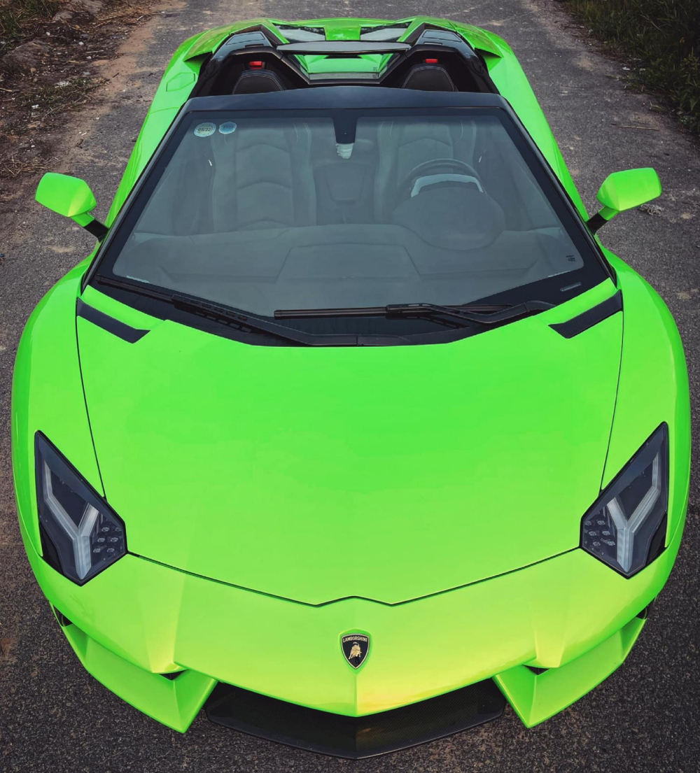 Lamborghini Aventador Roadster màu xanh lá rất lạ xuất hiện tại Sài thành