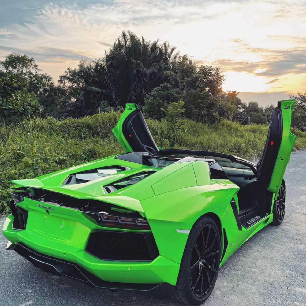 Rất có thể 1 trong 4 chiếc Lamborghini Aventador Roadster này mới dán đổi màu