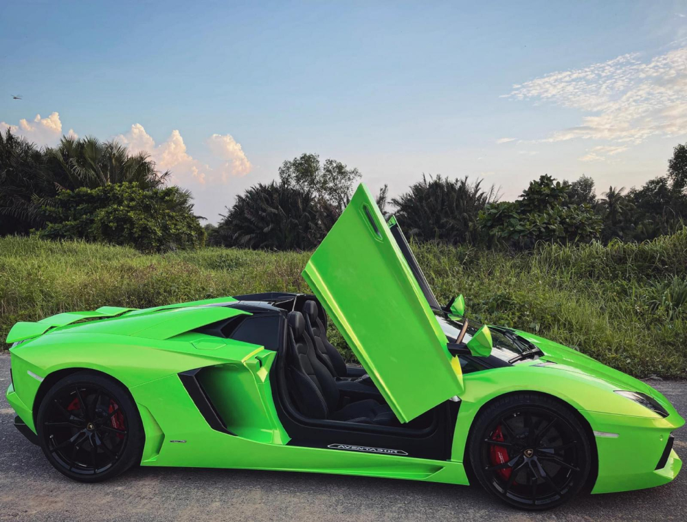 Cả 4 chiếc Lamborghini Aventador LP700-4 mui trần tại Việt Nam đều có màu sơn nguyên bản là trắng