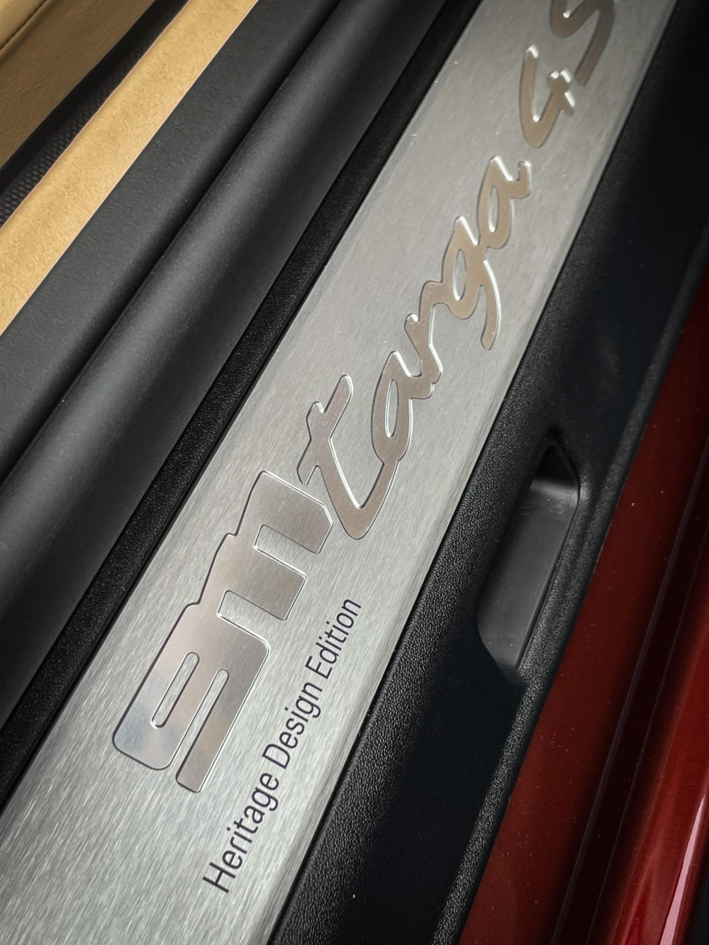 T&ecirc;n xe cũng xuất hiện tr&ecirc;n bậc cửa