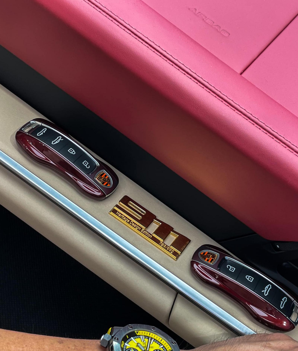 Ch&igrave;a kho&aacute; xe sơn đồng m&agrave;u ngoại thất v&agrave; k&yacute; hiệu 911 Heritage Design Edition 789/992 bằng v&agrave;ng