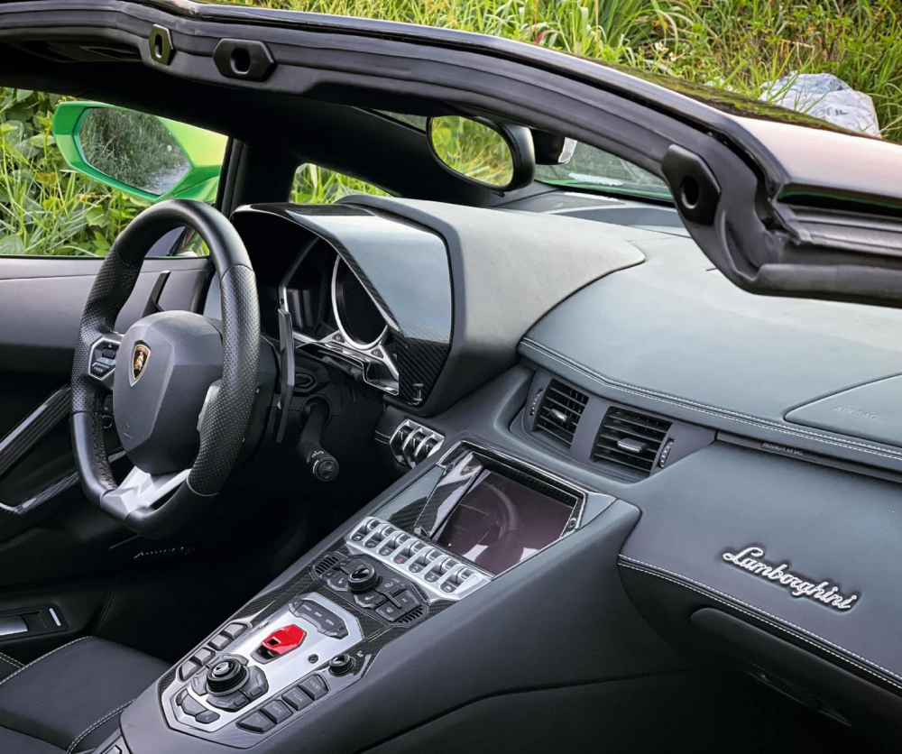 Khoang lái xe có vài chi tiết ốp carbon