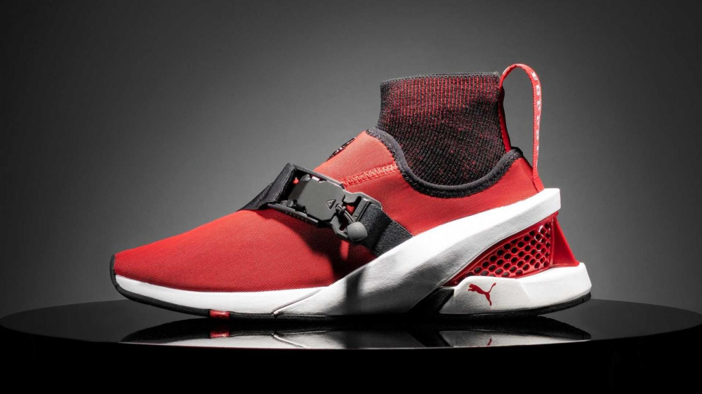 C&ograve;n đ&acirc;y l&agrave; mẫu gi&agrave;y mới của Puma v&agrave; Ferrari hợp t&aacute;c thiết kế lấy cảm hứng từ SF90 Stradale