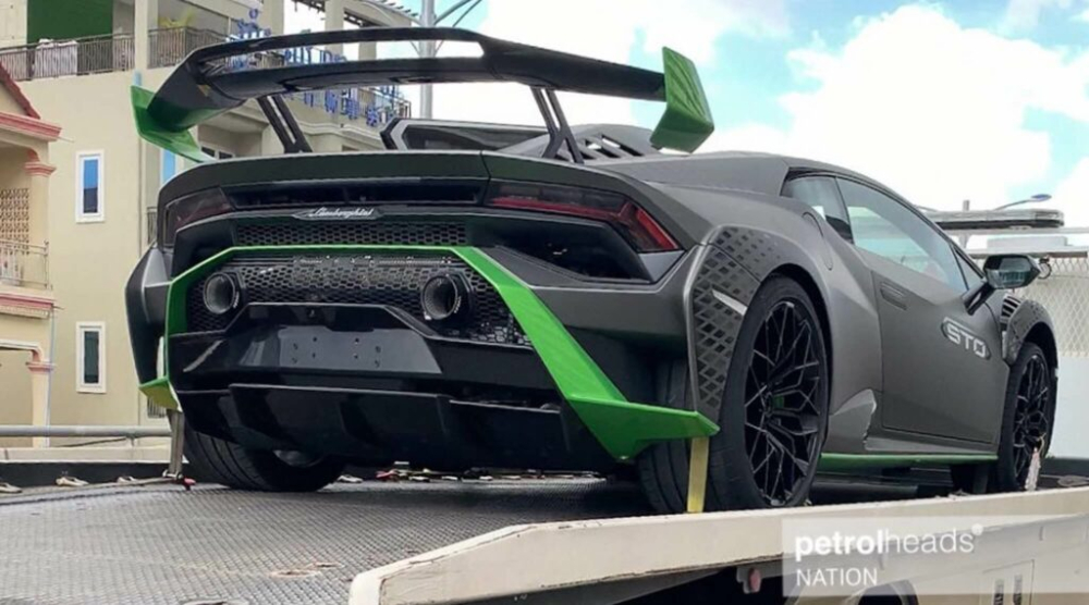 Hình ảnh siêu xe Lamborghini Huracan STO được vận chuyển trên xe cứu hộ tại Campuchia vào chiều qua