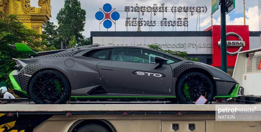 Xe có bộ áo đen nhám hoàn toàn khác biệt so với những xe Lamborghini Huracan STO giới thiệu tại Asean hay trên thế giới trước đó