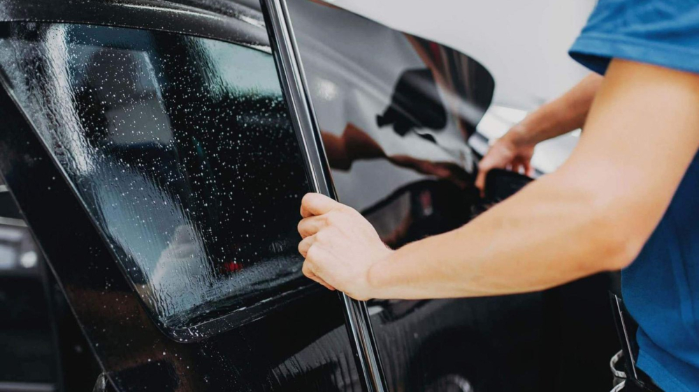 Phim cách nhiệt không chỉ có tác dụng chống tăng nhiệt độ khoang xe, bảo vệ sức khỏe người sử dụng mà còn gia tăng thêm sự riêng tư cho chiếc xe.