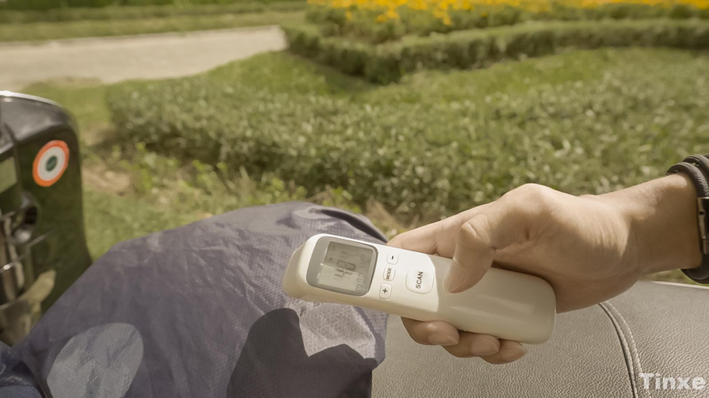 &Aacute;o mưa được gấp gọn, để l&ecirc;n y&ecirc;n xe để che nắng