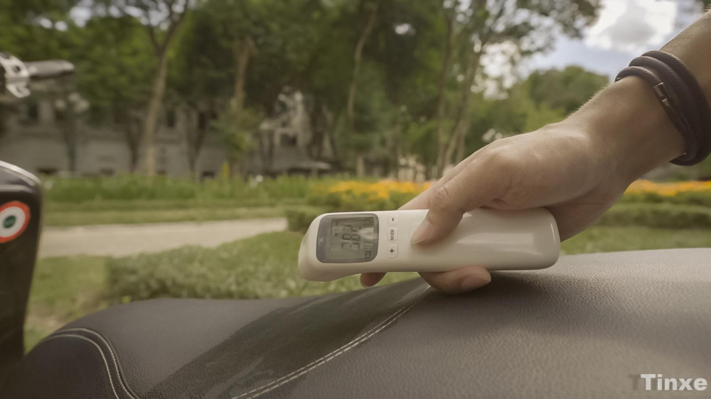 Sử dụng giấy ướt để l&agrave;m m&aacute;t y&ecirc;n để lại những vệt nước lớn