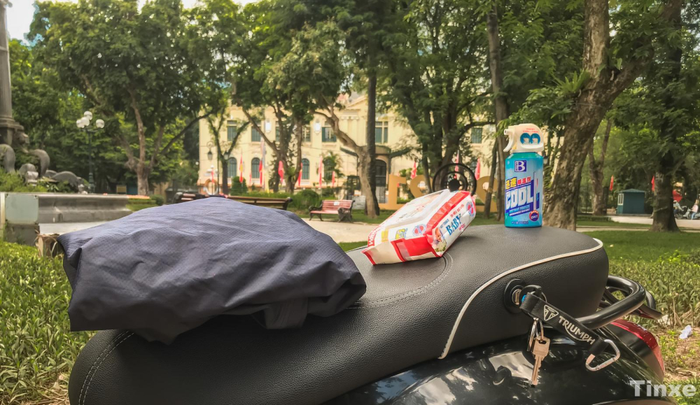 Sử dụng &aacute;o mưa gấp gọn để che y&ecirc;n xe l&agrave; phương ph&aacute;p l&agrave;m m&aacute;t tối ưu nhất cho người sử dụng xe m&aacute;y