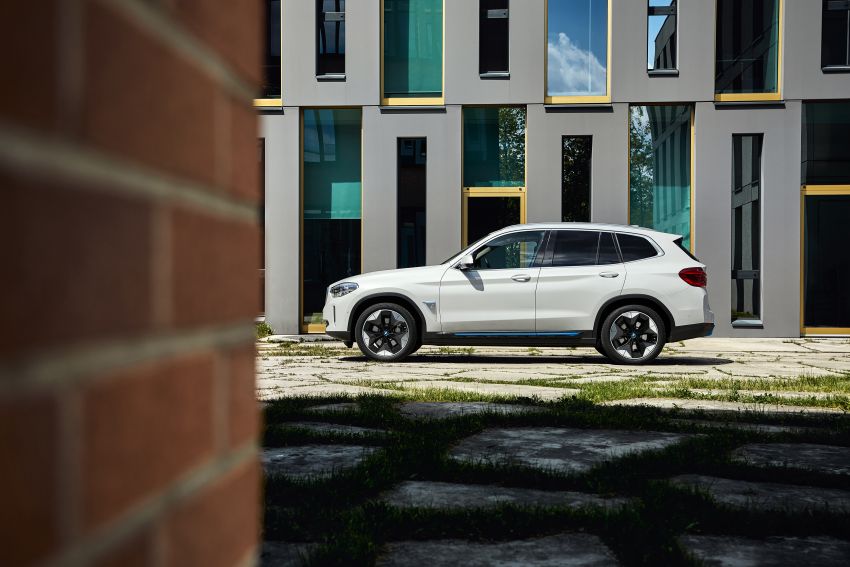 BMW iX3 2022 được trang bị vành 20 inch với thiết kế khí động lực học