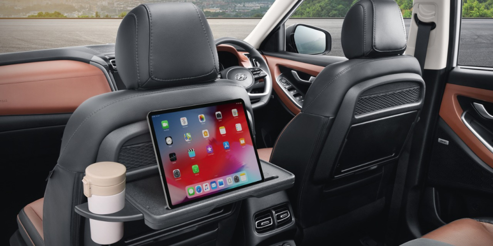 Bàn gấp phía sau lưng ghế trước của Hyundai Alcazar 2021